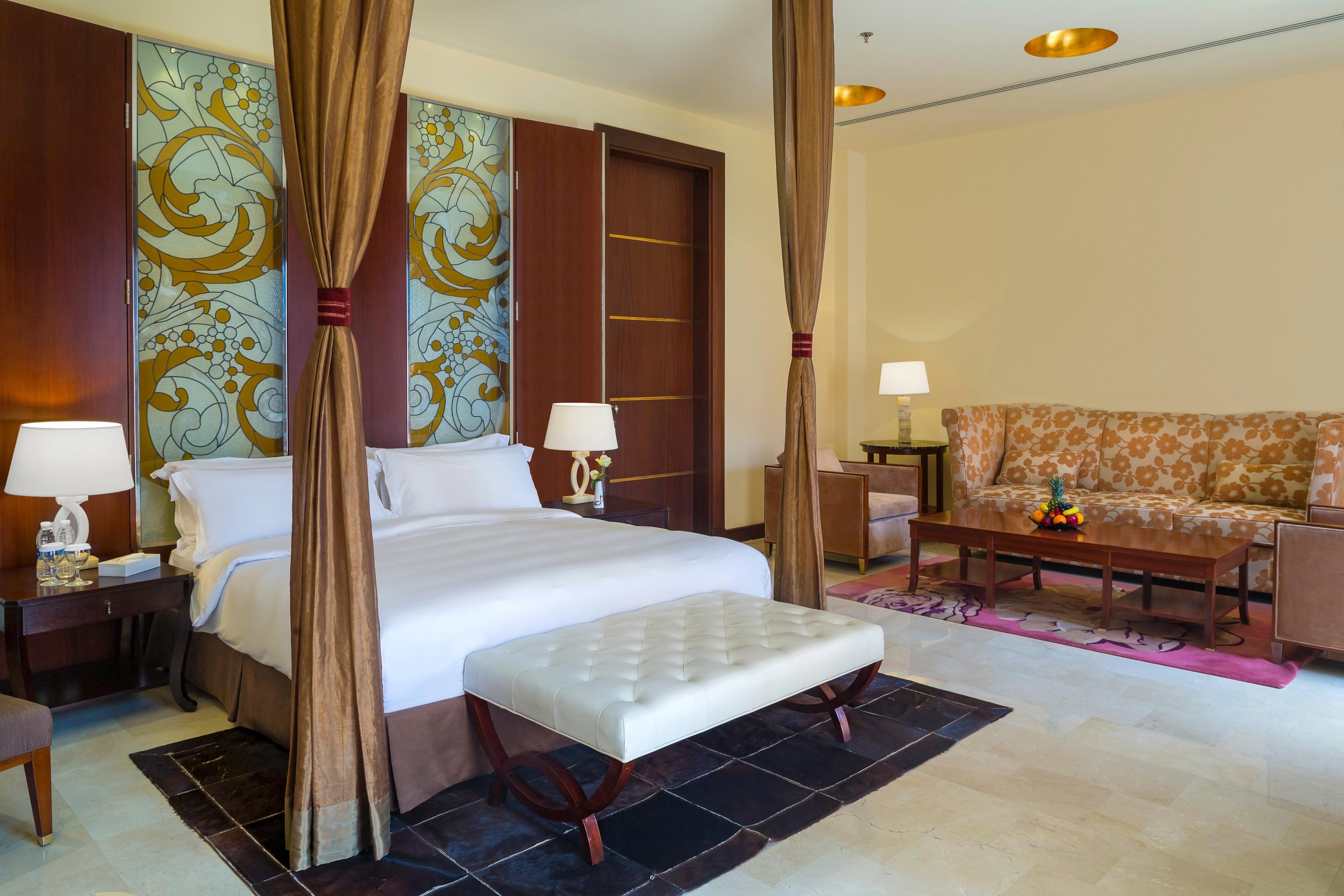 Hotel Crowne Plaza Al Khobar By Ihg Exterior foto A bedroom at the Ritz-Carlton, DIFC
