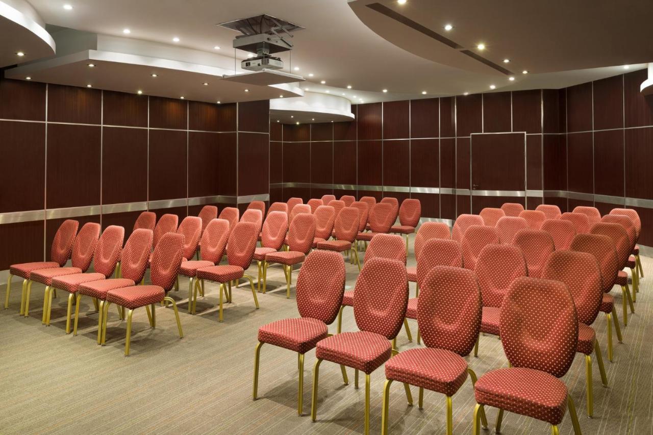Hotel Crowne Plaza Al Khobar By Ihg Exterior foto A typical meeting room